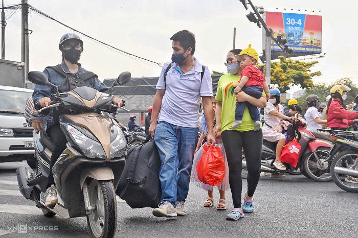 nguoi dan ve que nghi le 304 15 nhieu noi o ha noi va tphcm un tac keo dai10