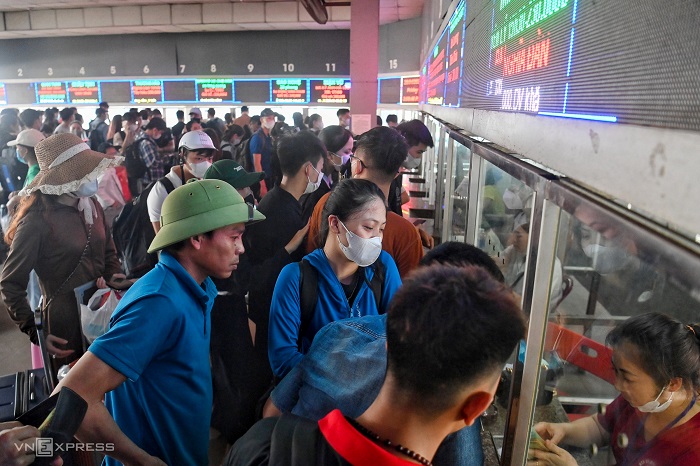 nguoi dan ve que nghi le 304 15 nhieu noi o ha noi va tphcm un tac keo dai11