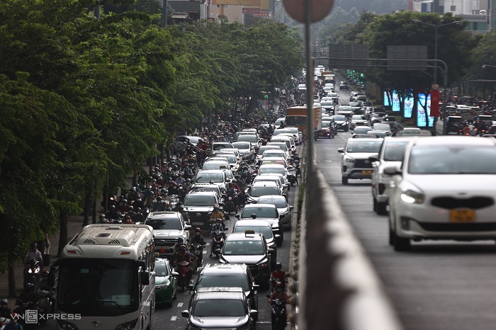 nguoi dan ve que nghi le 304 15 nhieu noi o ha noi va tphcm un tac keo dai5