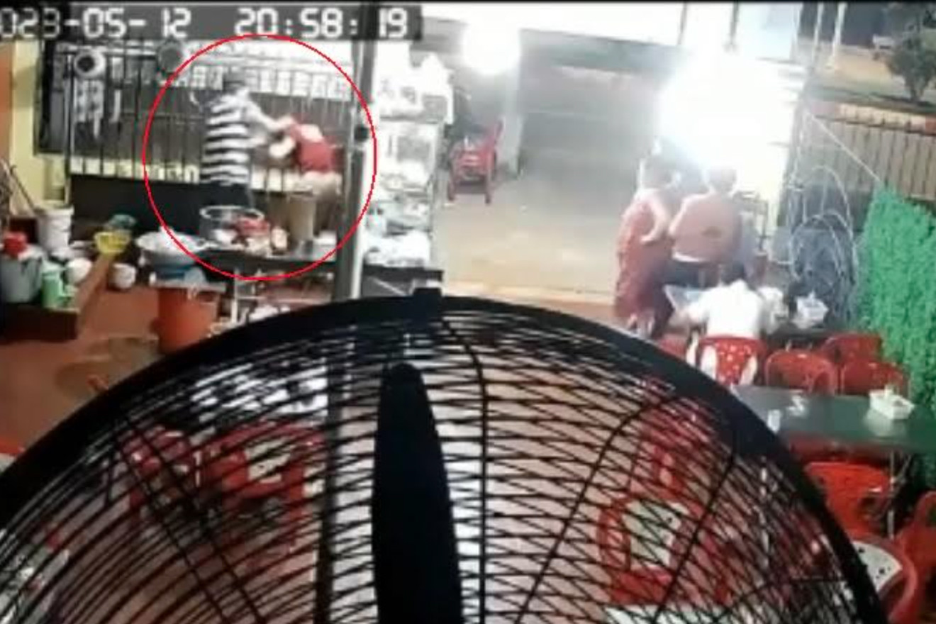 nguoi phu nu ban mi quang bi khach danh bam tim mat