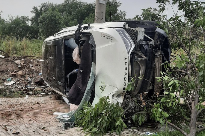 tphcm o to bat ngo lao len via he tong cay xanh bat goc roi lat ngang