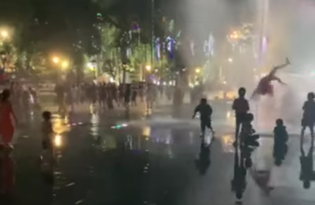 ha giang be gai 4 tuoi bi voi phun nuoc hat len cao roi dap dau xuong dat ha giang be gai 4 tuoi bi voi phun nuoc hat len cao roi dap dau xuong dat