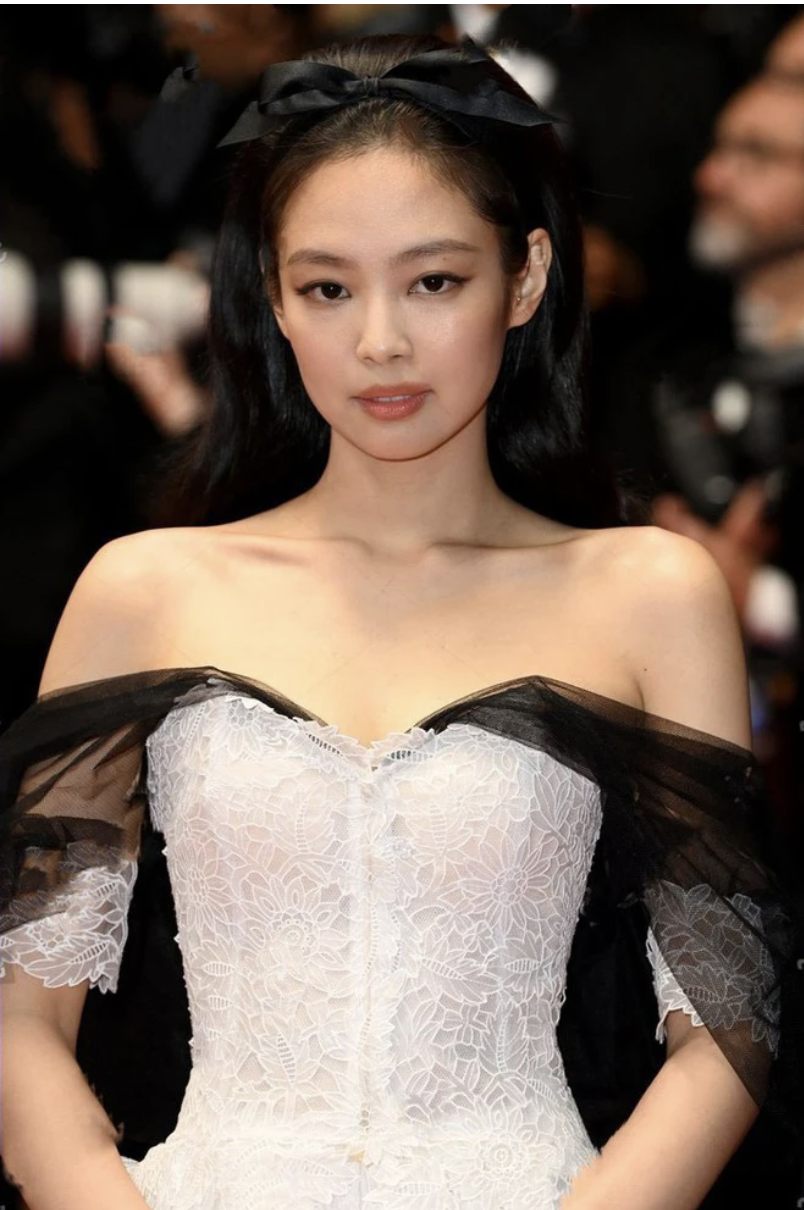 jennie blackpink dien dam cup nguc khoe nhan sac rang ngoi tren tham do lhp cannes 20232