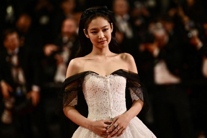 jennie blackpink dien dam cup nguc khoe nhan sac rang ngoi tren tham do lhp cannes 20233