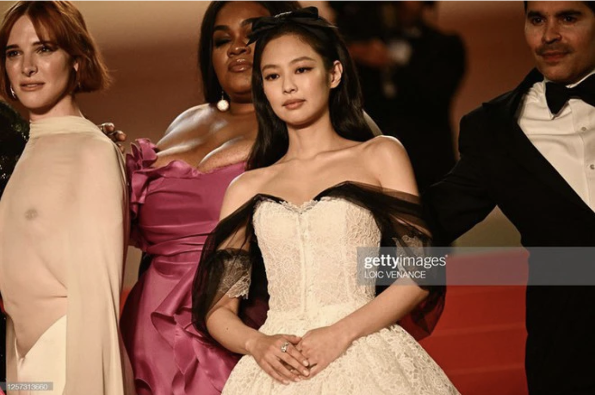 jennie blackpink dien dam cup nguc khoe nhan sac rang ngoi tren tham do lhp cannes 20234