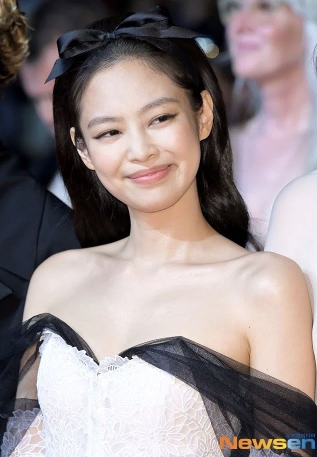 jennie blackpink dien dam cup nguc khoe nhan sac rang ngoi tren tham do lhp cannes 20237