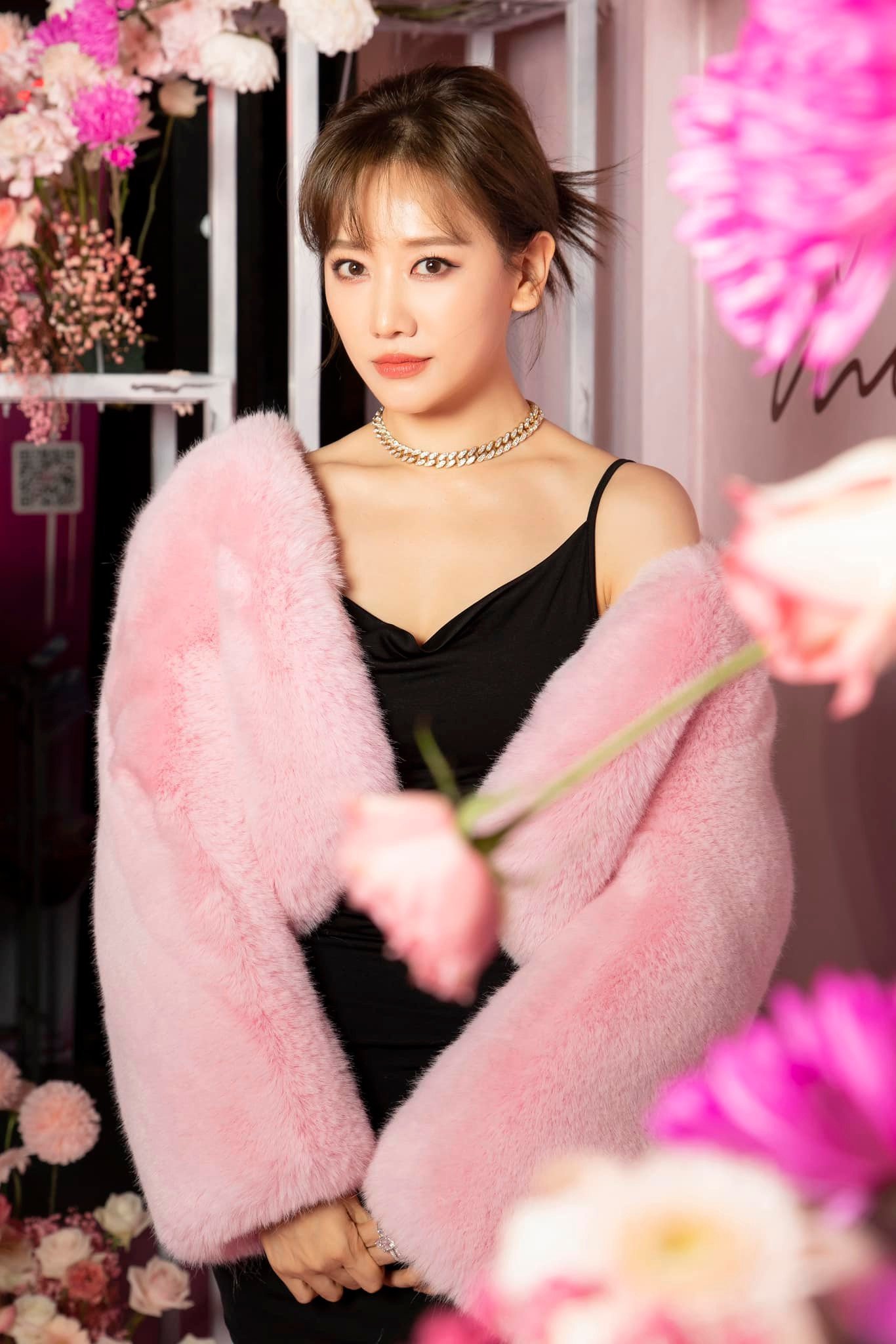 hari won len tieng khi lien tuc bi so la goi dien doi no