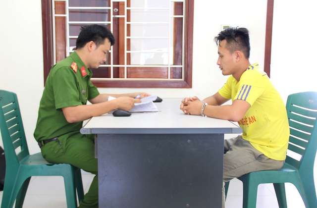 khoi to nam thanh nien co tinh dieu khien xe tai tong vao xe cua csgt khoi to nam thanh nien co tinh dieu khien xe tai tong vao xe cua csgt