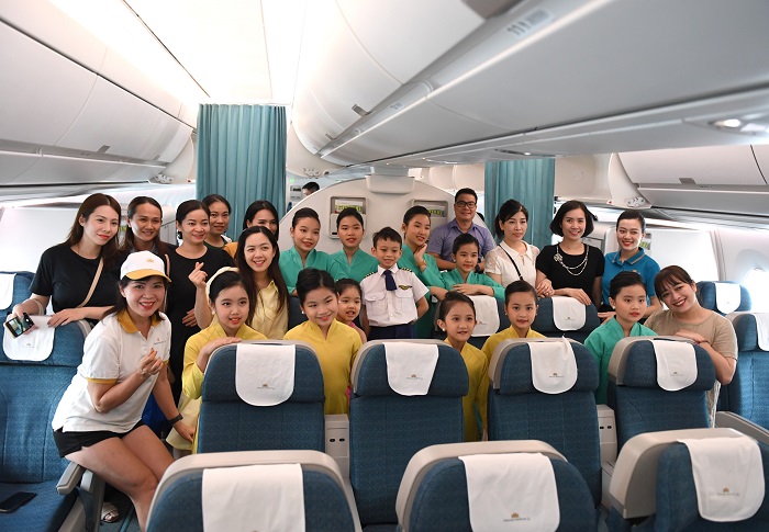 chuyen bay dac biet cua vietnam airlines voi phi hanh doan nhi13 chuyen bay dac biet cua vietnam airlines voi phi hanh doan nhi13