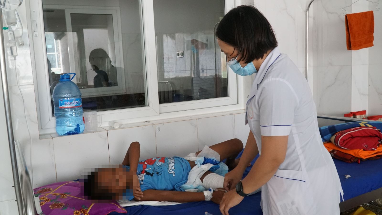 truot chan lam do noi canh vua nau be 4 tuoi bi bong phai nhap vien truot chan lam do noi canh vua nau be 4 tuoi bi bong phai nhap vien