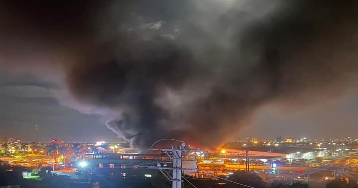 xe buyt bat ngo boc chay du doi ngay trong cay xang o ha noi xe buyt bat ngo boc chay du doi ngay trong cay xang o ha noi