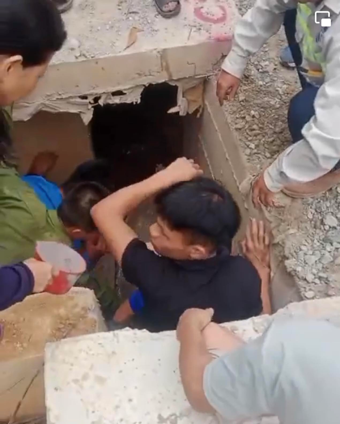 hang chuc nguoi hop suc cuu nu dieu duong roi xuong ho cong sau