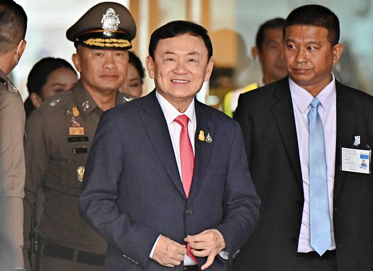 cuu thu tuong thai lan thaksin nhap vien ngay dem dau tien ve nuoc1 cuu thu tuong thai lan thaksin nhap vien ngay dem dau tien ve nuoc1