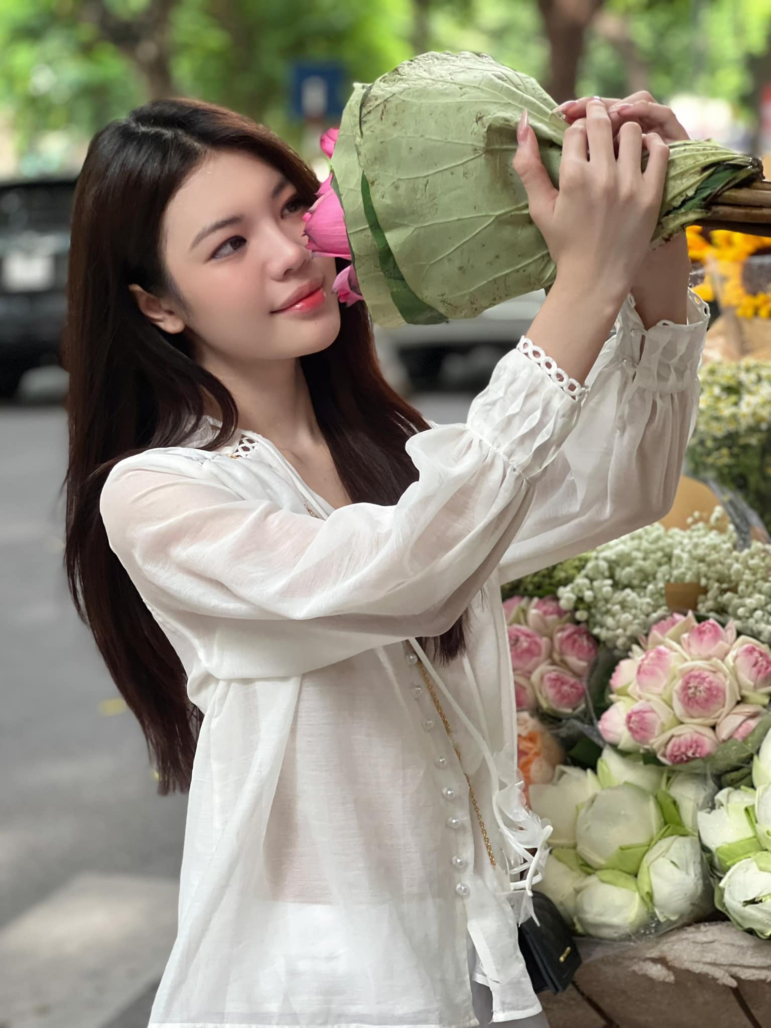 loat nguoi dep showbiz khoe nhan sac mot chin mot muoi tren pho mua thu ha noi4