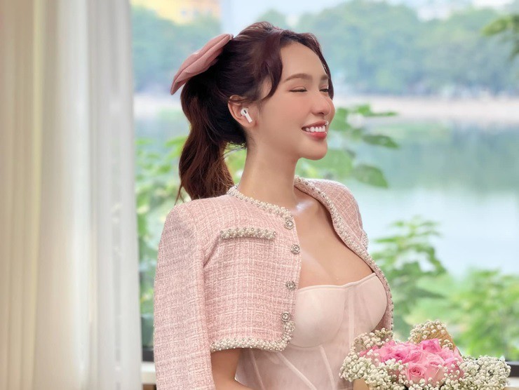 loat nguoi dep showbiz khoe nhan sac mot chin mot muoi tren pho mua thu ha noi5