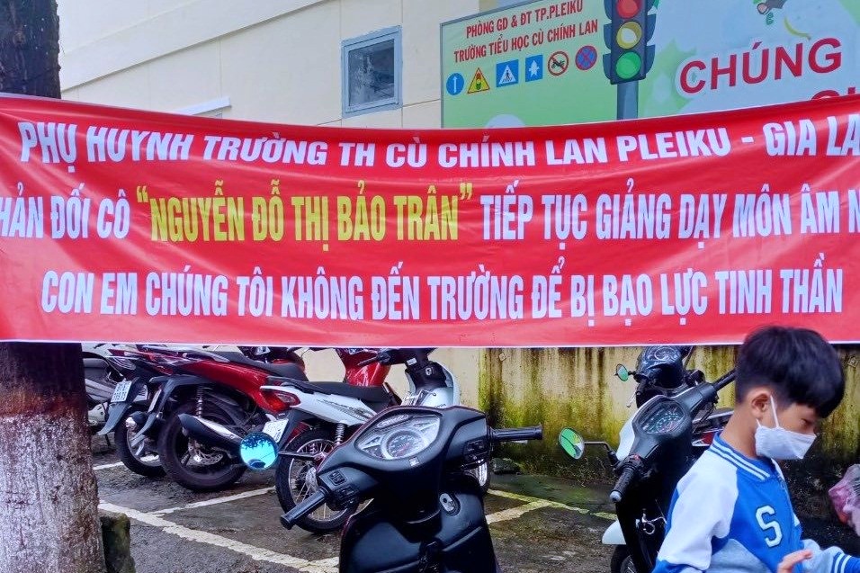 chuyen cong tac nu giao vien am nhac tu y sua diem cho hoc sinh1 chuyen cong tac nu giao vien am nhac tu y sua diem cho hoc sinh1