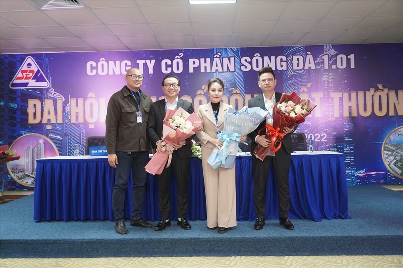 he lo chan dung nguoi vo kin tieng cua ca si khanh phuong1