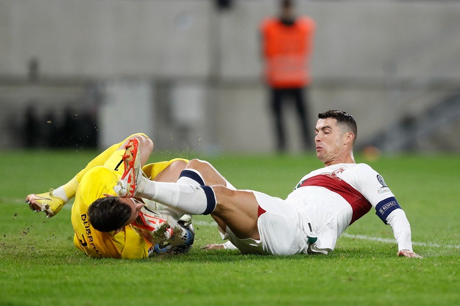 dap vao mat thu mon doi phuong ronaldo may man thoat the do nhung van bi treo gio dap vao mat thu mon doi phuong ronaldo may man thoat the do nhung van bi treo gio