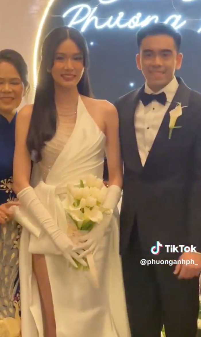 a hau phuong anh khoe nhan sac rang ngoi trong dam cuoi2 a hau phuong anh khoe nhan sac rang ngoi trong dam cuoi2