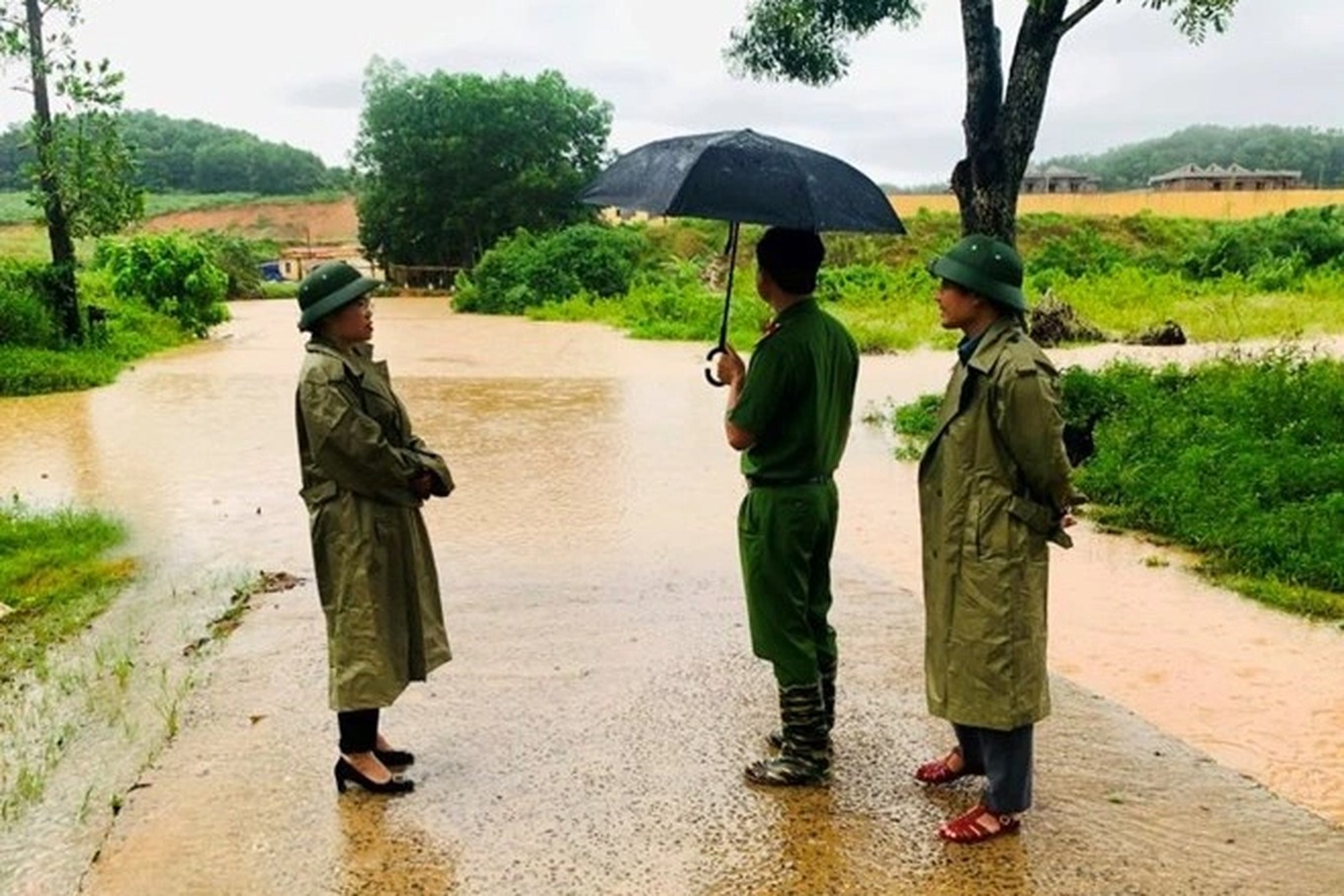 thanh hoa 5 nguoi mac ket trong rung tu ket be vuot nuoc lu ve nha an toan thanh hoa 5 nguoi mac ket trong rung tu ket be vuot nuoc lu ve nha an toan