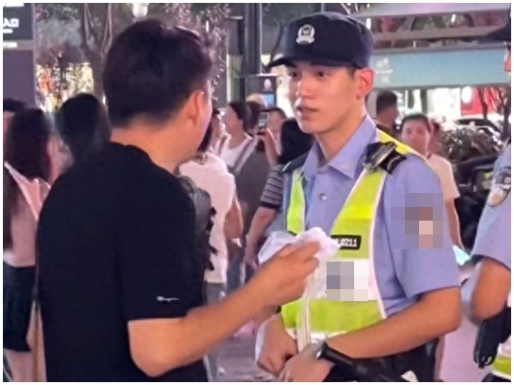 nam canh sat tai asiad 19 khien dan tinh ban loan vi dep trai nhu tai tu man anh2 nam canh sat tai asiad 19 khien dan tinh ban loan vi dep trai nhu tai tu man anh2