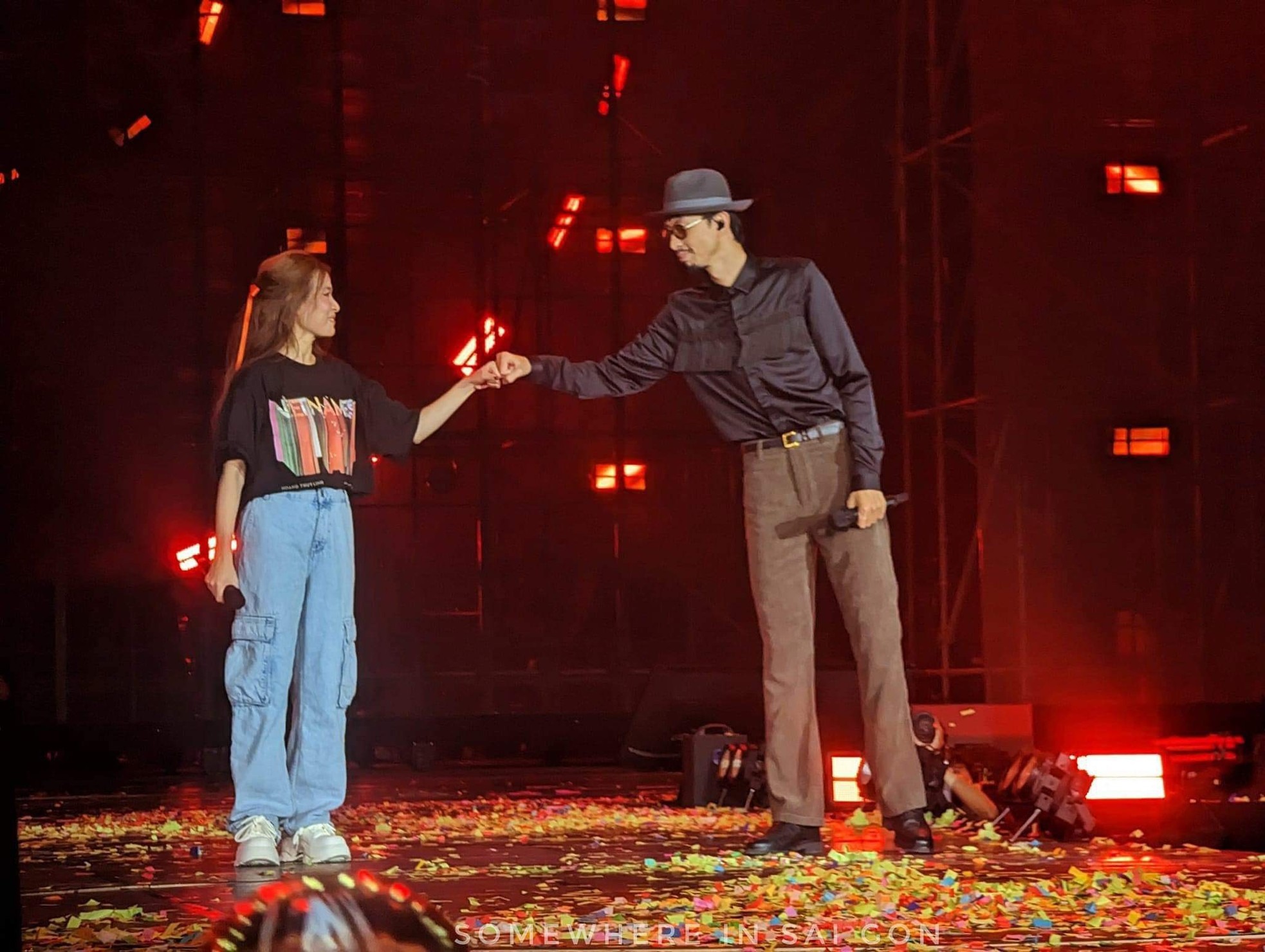 den vau xuat hien trong concert cua hoang thuy linh vao phut chot anh chup hau truong gay chu y den vau xuat hien trong concert cua hoang thuy linh vao phut chot anh chup hau truong gay chu y
