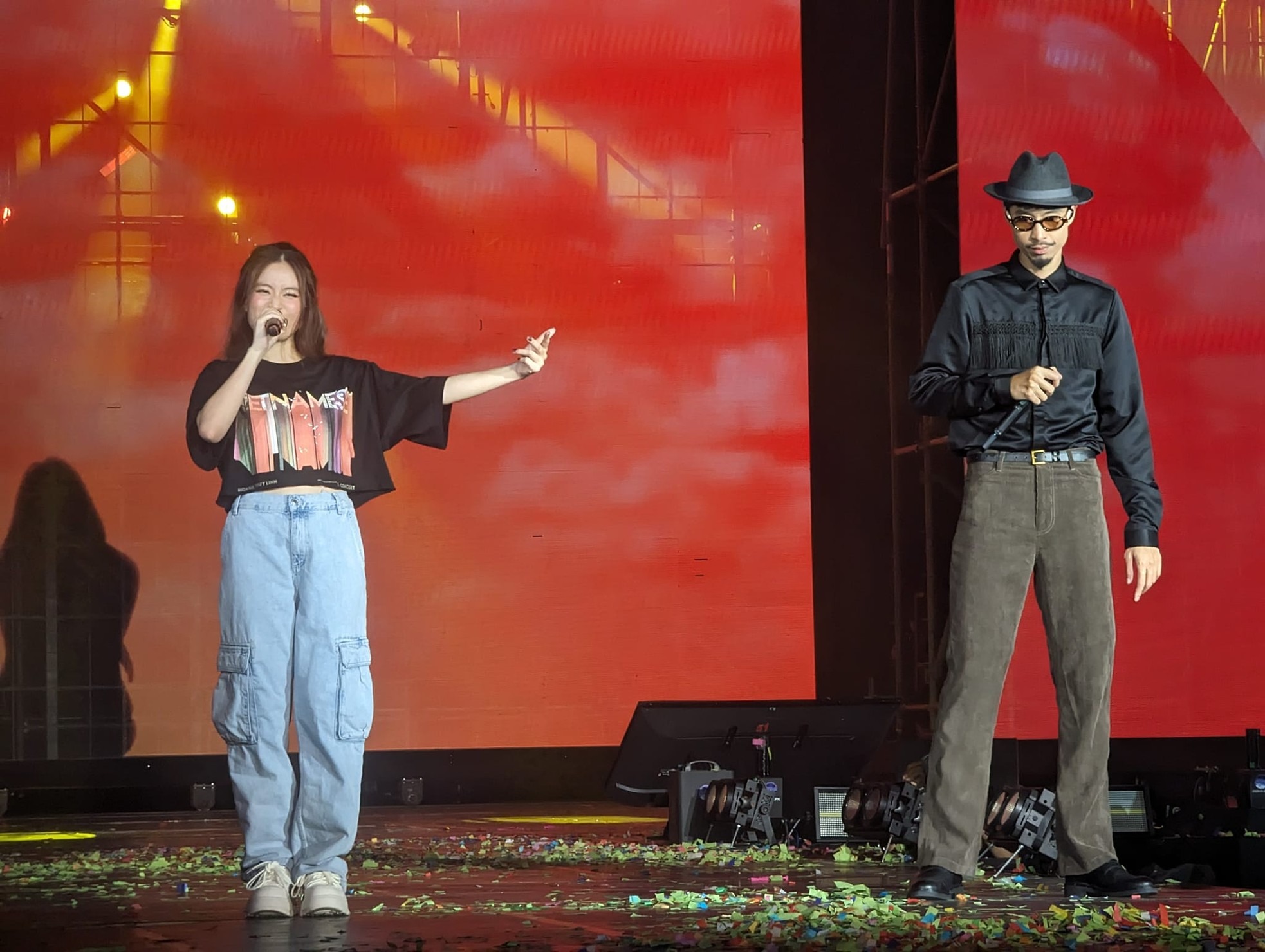 den vau xuat hien trong concert cua hoang thuy linh vao phut chot anh chup hau truong gay chu y2 den vau xuat hien trong concert cua hoang thuy linh vao phut chot anh chup hau truong gay chu y2