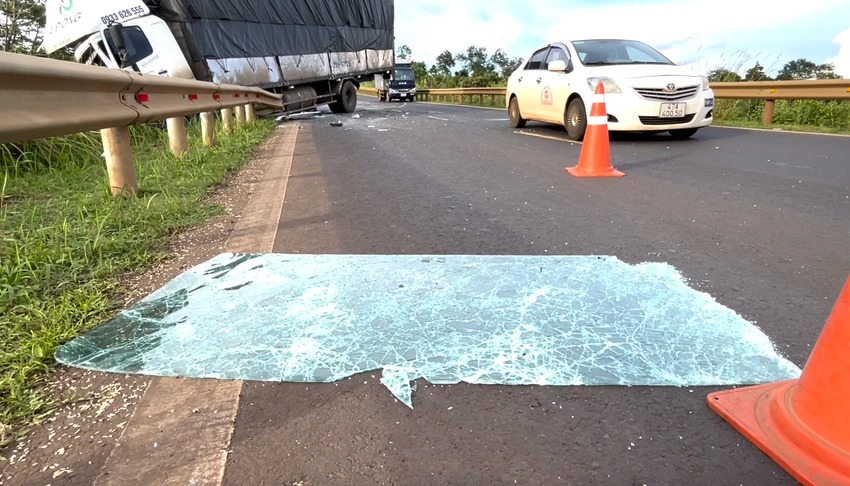 va cham giua xe khach va xe tai o dak lak 13 nguoi thuong vong ava1 va cham giua xe khach va xe tai o dak lak 13 nguoi thuong vong ava1