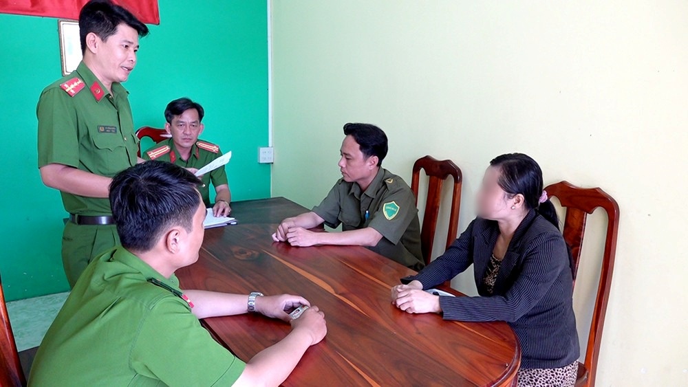 xu phat nguoi phu nu tieu het gan 300 trieu dong roi bao cong an bi mat trom1