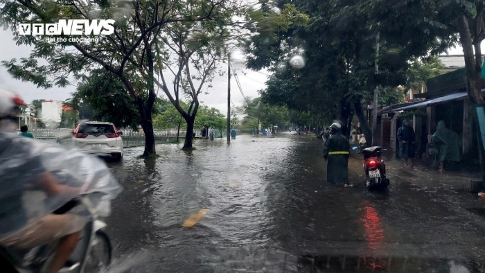 mua lon khien nhieu tuyen duong o tphue bien thanh song nguoi dan di lai kho khan9 mua lon khien nhieu tuyen duong o tphue bien thanh song nguoi dan di lai kho khan9