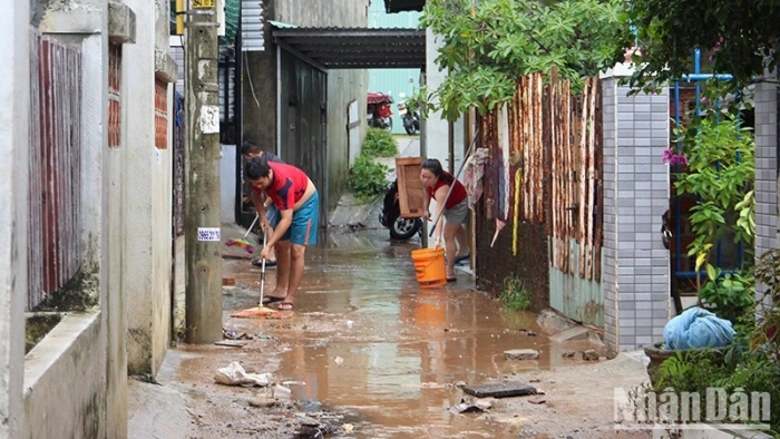 tranh thu nuoc rut nguoi dan da nang tat bat don dep nha cua tranh thu nuoc rut nguoi dan da nang tat bat don dep nha cua