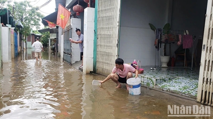 tranh thu nuoc rut nguoi dan da nang tat bat don dep nha cua3 tranh thu nuoc rut nguoi dan da nang tat bat don dep nha cua3