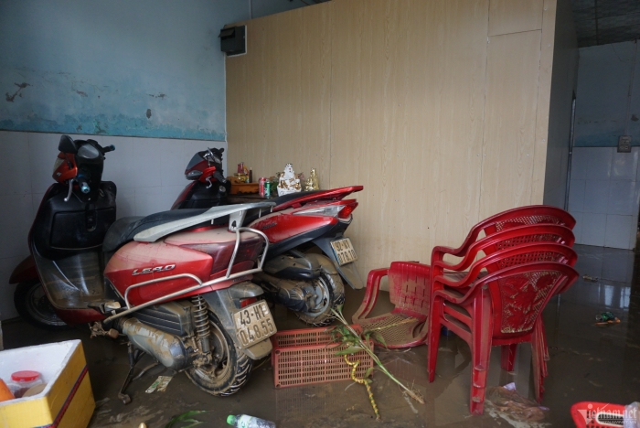 tranh thu nuoc rut nguoi dan da nang tat bat don dep nha cua4 tranh thu nuoc rut nguoi dan da nang tat bat don dep nha cua4