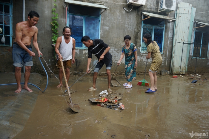 tranh thu nuoc rut nguoi dan da nang tat bat don dep nha cua8 tranh thu nuoc rut nguoi dan da nang tat bat don dep nha cua8