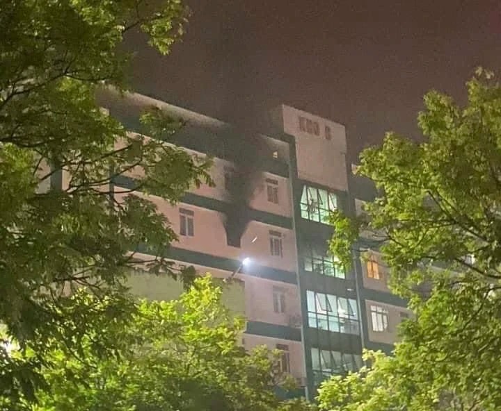 chay nha cao tang tai ha noi hai chau nho duoc huong dan thoat ra ngoai an toan3 chay nha cao tang tai ha noi hai chau nho duoc huong dan thoat ra ngoai an toan3