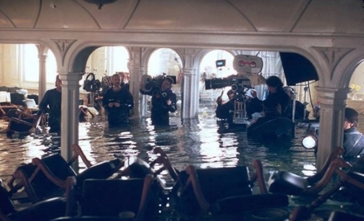 loat anh hau truong chua tung cong bo cua bo phim an khach thu 4 moi thoi dai titanic15