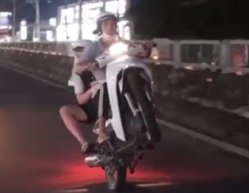 xu ly 3 thanh nien lam xiec tren xe may quay clip dang len mang cau like1 xu ly 3 thanh nien lam xiec tren xe may quay clip dang len mang cau like1