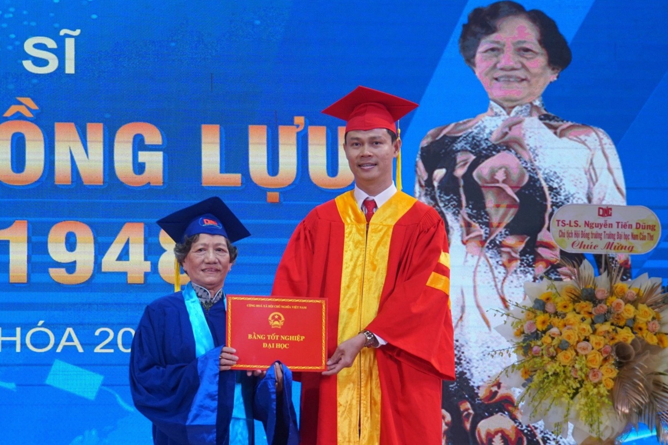 cu ba nhan bang tot nghiep dai hoc loai gioi o tuoi u80 va cau chuyen xuc dong phia sau cu ba nhan bang tot nghiep dai hoc loai gioi o tuoi u80 va cau chuyen xuc dong phia sau