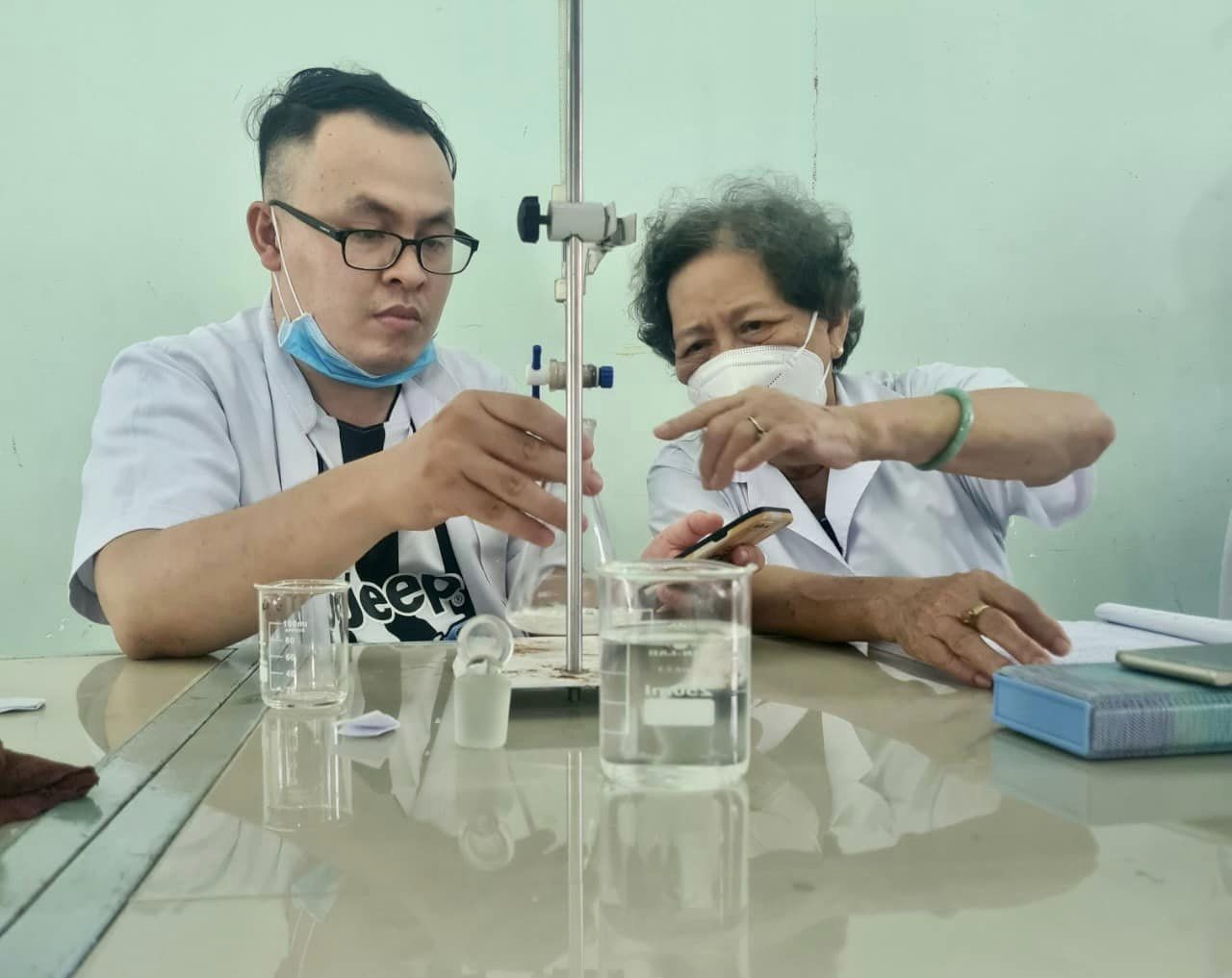 cu ba nhan bang tot nghiep dai hoc loai gioi o tuoi u80 va cau chuyen xuc dong phia sau1 cu ba nhan bang tot nghiep dai hoc loai gioi o tuoi u80 va cau chuyen xuc dong phia sau1