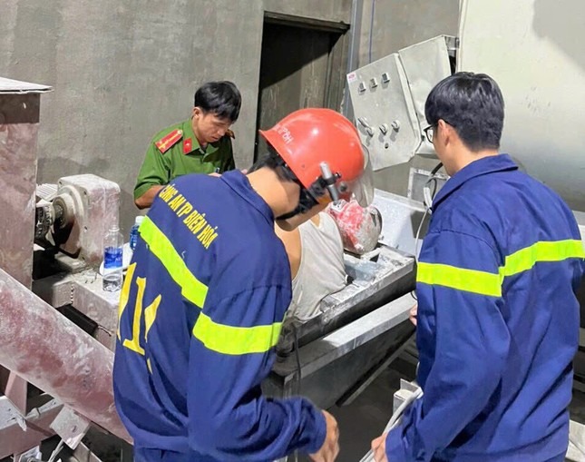 dong nai giai cuu nam cong nhan bi ket chan sau trong may tron bot xi mang