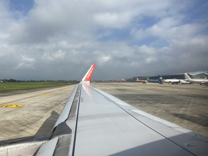 vu chuyen bay phai dung vi hanh khach noi co sung mot trong hai nguoi lien quan la cong an2 vu chuyen bay phai dung vi hanh khach noi co sung mot trong hai nguoi lien quan la cong an2