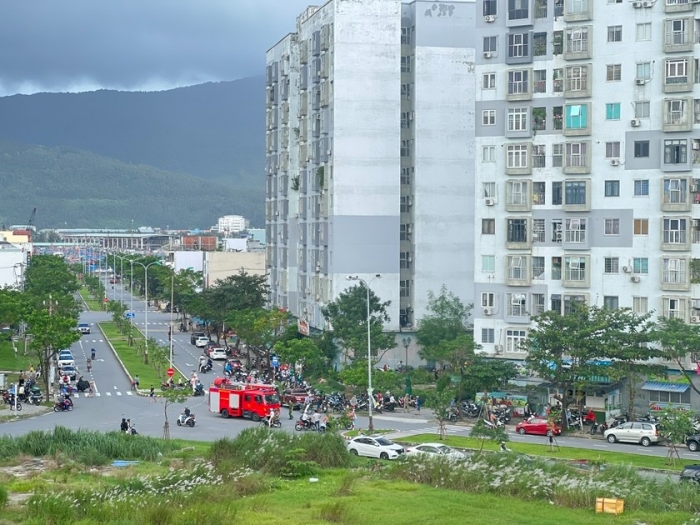 anh can ho chung cu o da nang bat ngo boc chay nguoi dan voi vang thao chay4 anh can ho chung cu o da nang bat ngo boc chay nguoi dan voi vang thao chay4