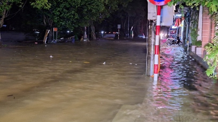 anh thua thien hue nuoc lu len nhanh tran ca vao nha dan nhieu xe chet may phai dat bo11 anh thua thien hue nuoc lu len nhanh tran ca vao nha dan nhieu xe chet may phai dat bo11