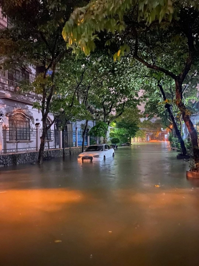 anh thua thien hue nuoc lu len nhanh tran ca vao nha dan nhieu xe chet may phai dat bo8 anh thua thien hue nuoc lu len nhanh tran ca vao nha dan nhieu xe chet may phai dat bo8