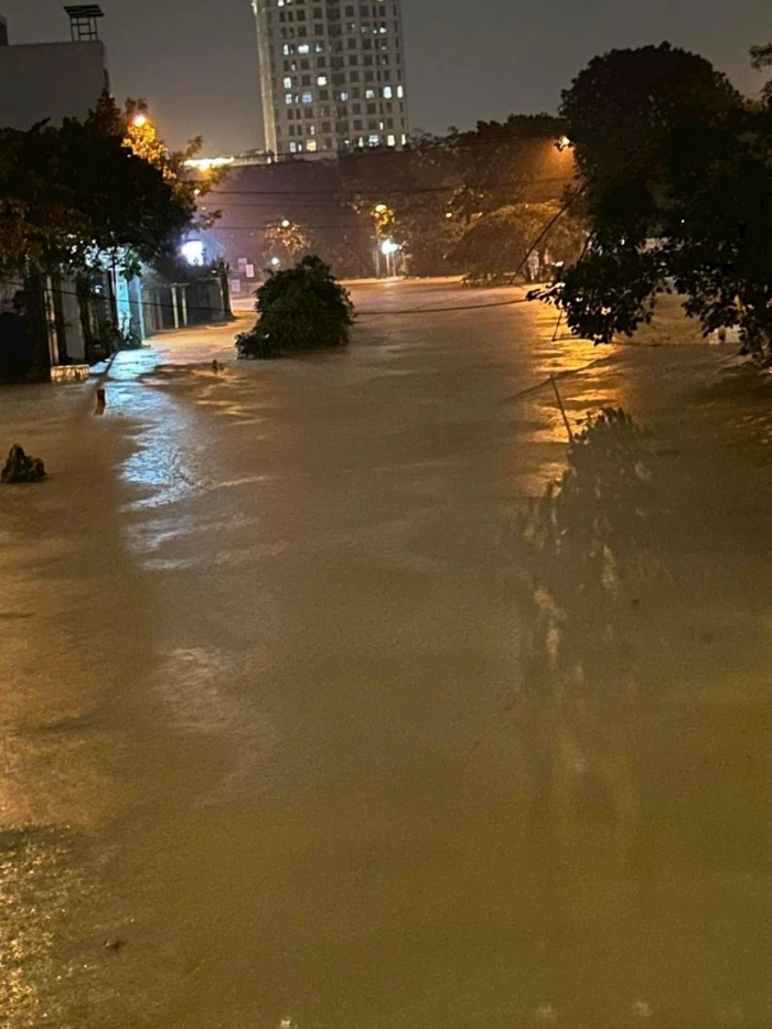 anh thua thien hue nuoc lu len nhanh tran ca vao nha dan nhieu xe chet may phai dat bo9 anh thua thien hue nuoc lu len nhanh tran ca vao nha dan nhieu xe chet may phai dat bo9