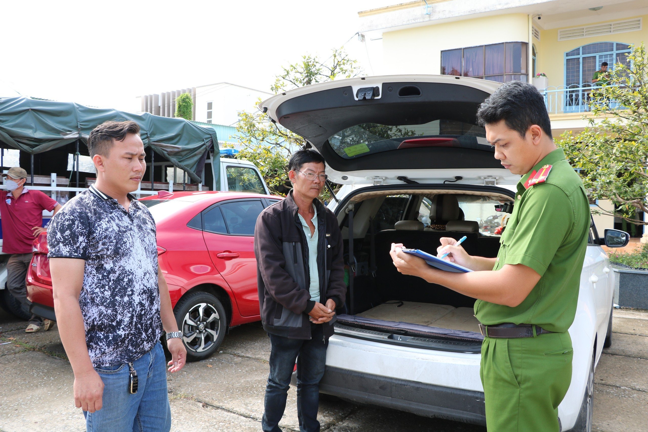 bat nguoi dan ong dat bay bat 10 con khi duoi dai dua ve tay ninh nau cao ban1 bat nguoi dan ong dat bay bat 10 con khi duoi dai dua ve tay ninh nau cao ban1