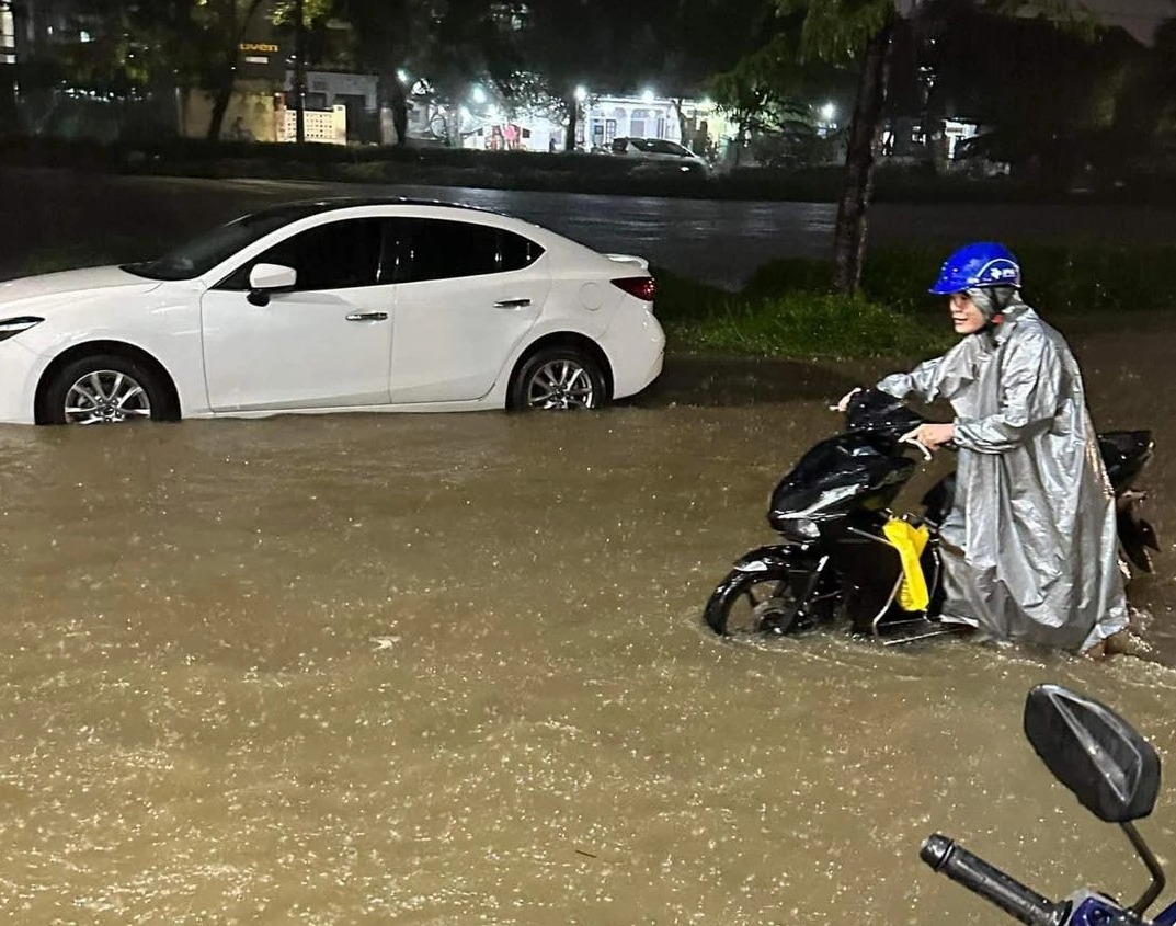 thua thien hue nuoc lu len nhanh tran ca vao nha dan nhieu xe chet may phai dat bo14 thua thien hue nuoc lu len nhanh tran ca vao nha dan nhieu xe chet may phai dat bo14