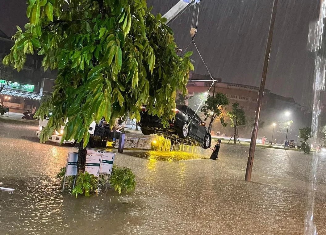 thua thien hue nuoc lu len nhanh tran ca vao nha dan nhieu xe chet may phai dat bo15 thua thien hue nuoc lu len nhanh tran ca vao nha dan nhieu xe chet may phai dat bo15