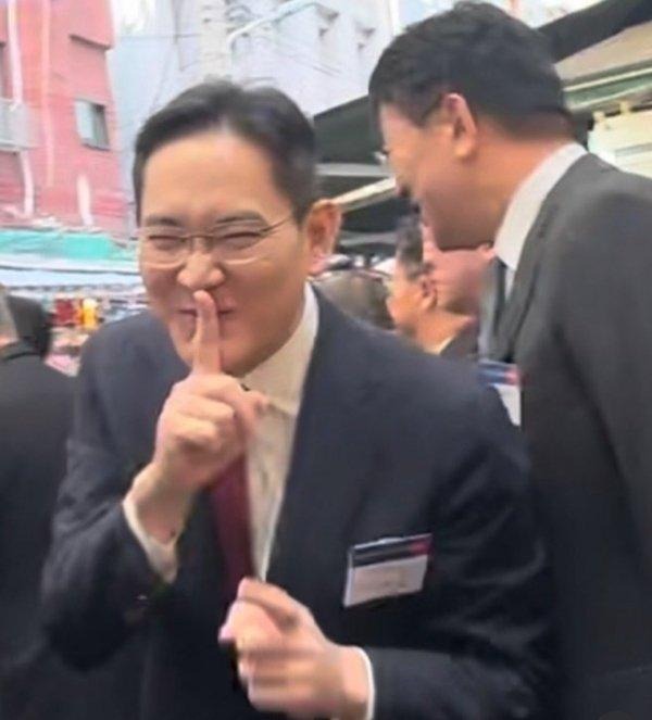 chu tich samsung gay bao mang voi hanh dong bat ngo khi gap nguoi ham mo chu tich samsung gay bao mang voi hanh dong bat ngo khi gap nguoi ham mo