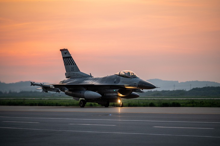 tiem kich f 16 cua my roi xuong khu vuc bien hoang hai1